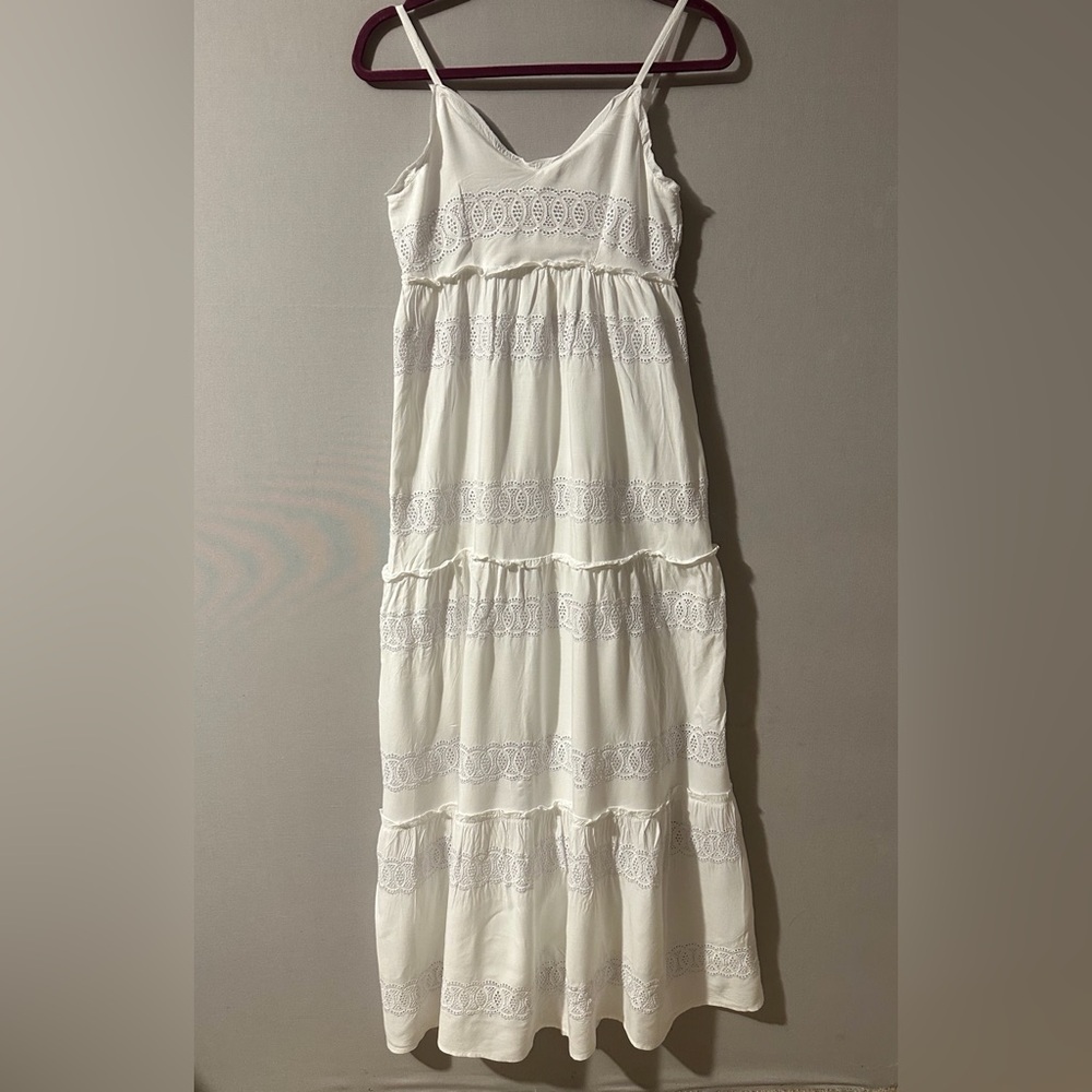Jessica Simpson Elegant White Maxi Dress with adj straps nicely lined. Size M